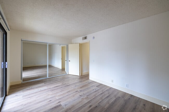1BR, 1BA - 600SF - Bedroom - 5000 Laurel Canyon Blvd