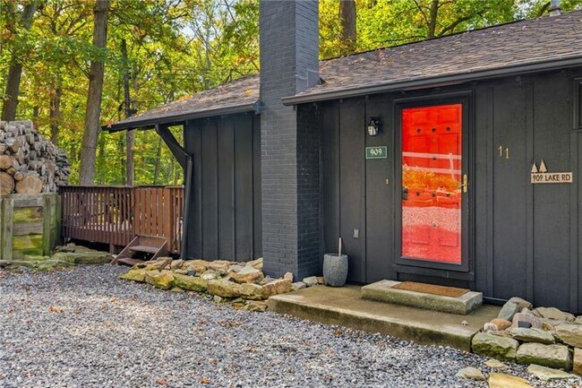 Building Photo - 909 Lake Rd