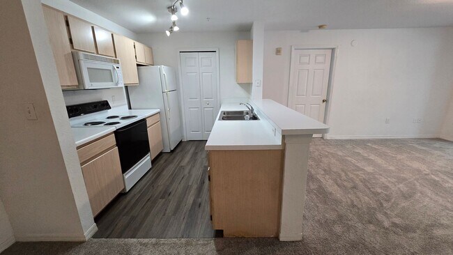 Building Photo - Spacious 2 Bed, 2 Bath Condo in Gated Comm...