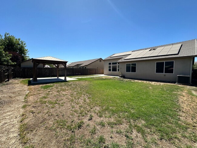 Foto del edificio - NW Visalia home located in the Di Mello To...