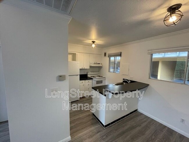 Building Photo - 851 SW Broadway Dr