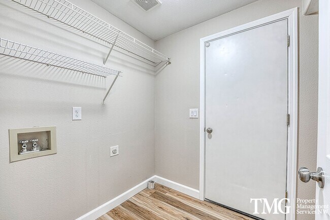 Foto del edificio - Wonderful 2 Story 3 Bed 2.5 Bath Home in Five Corners!