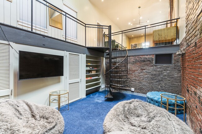 Building Photo - 717 Lampton St