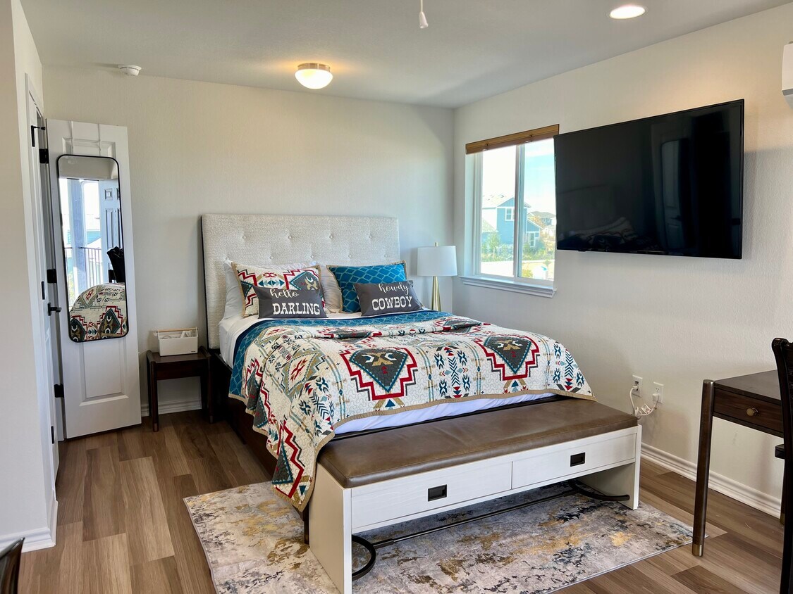 Luxury Queen - 8901 Looksee Ln
