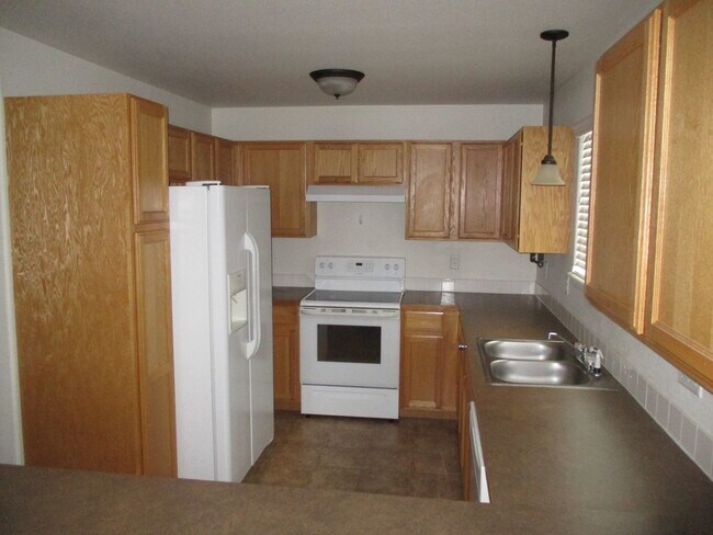 Foto del edificio - Beautiful 3 bedroom, 2.5 bath 2 story home...