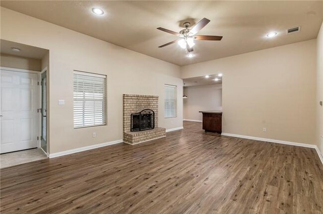 Building Photo - 208 Pearl Dr