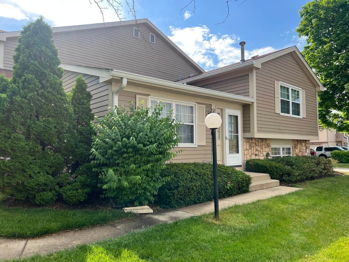 107 Maplewood Dr, Vernon Hills, IL 60061 Townhome Rentals in Vernon