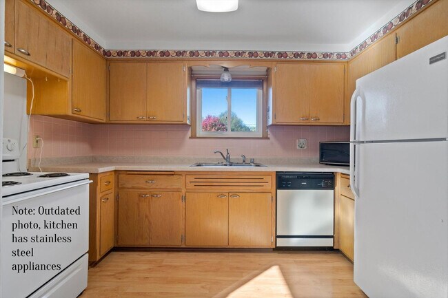 Cocina: cuenta con electrodomésticos de acero inoxidable. - 1651 N 116th St