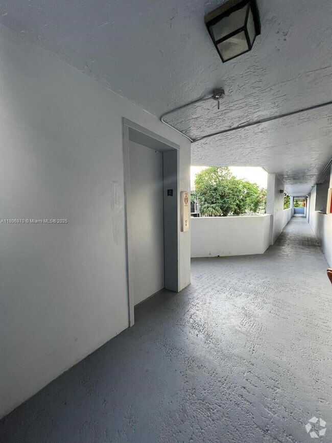 Building Photo - 310 Fontainebleau Blvd