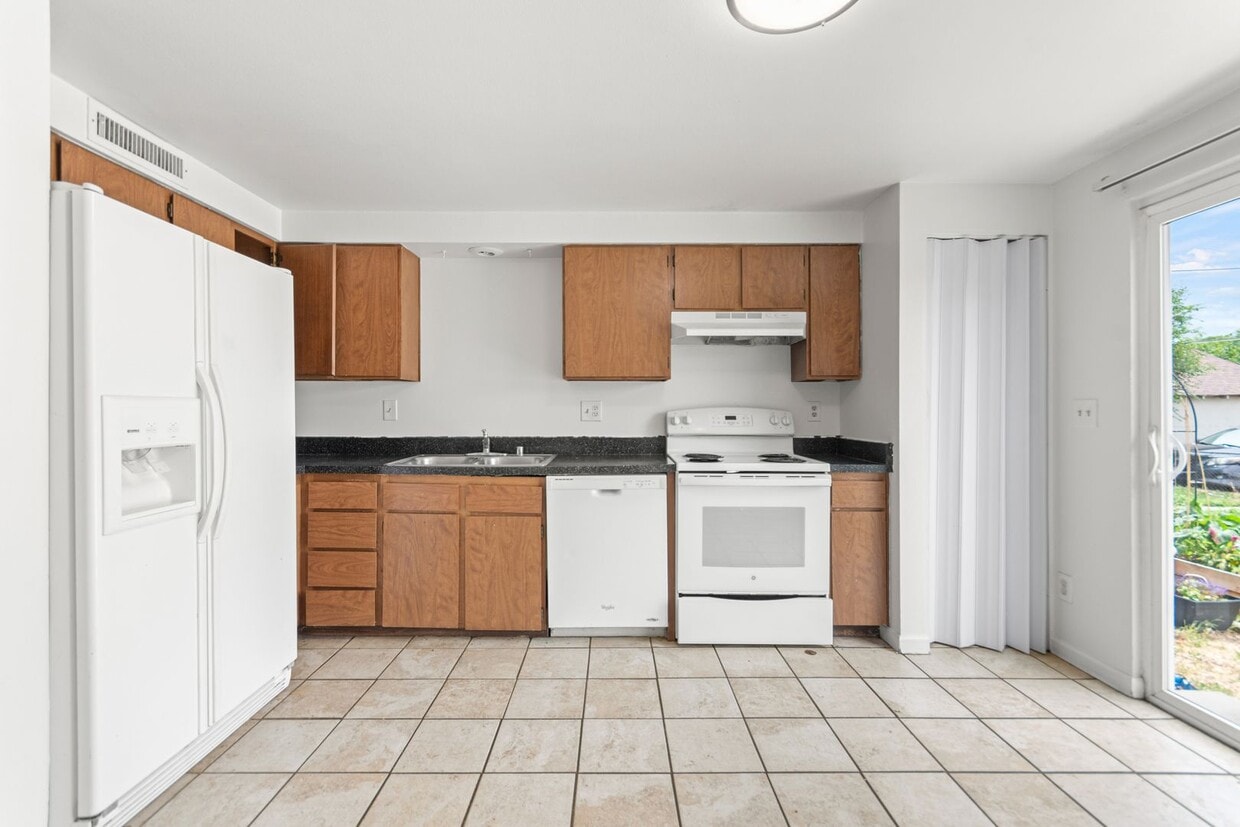 2 Bedroom Townhome - Spacious! - 2 Bedroom Townhome - Spacious!