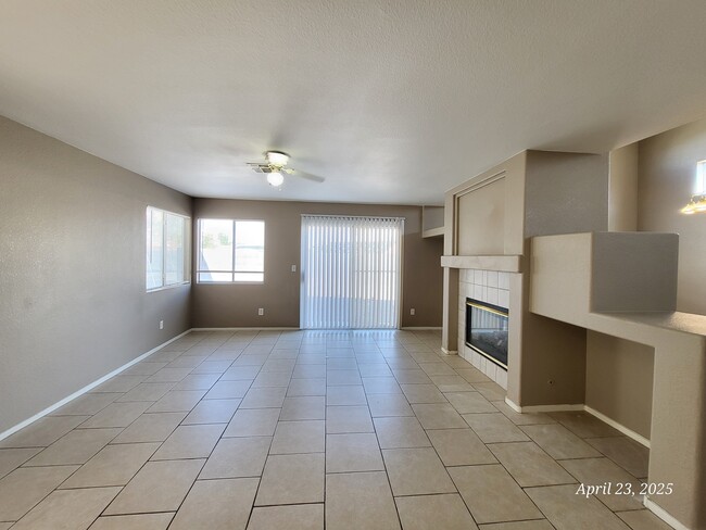 Foto del edificio - 619 Wood Rose Ct