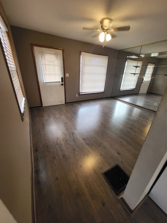 living room 3 - 3084 Pontiac St
