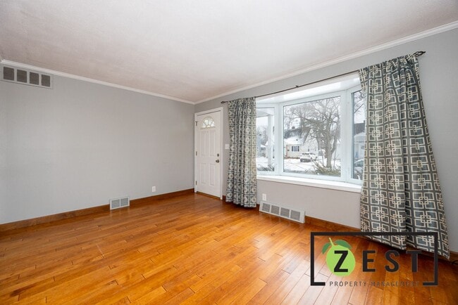 Building Photo - Amazing 3 Bedroom 1 Bathroom - $1500