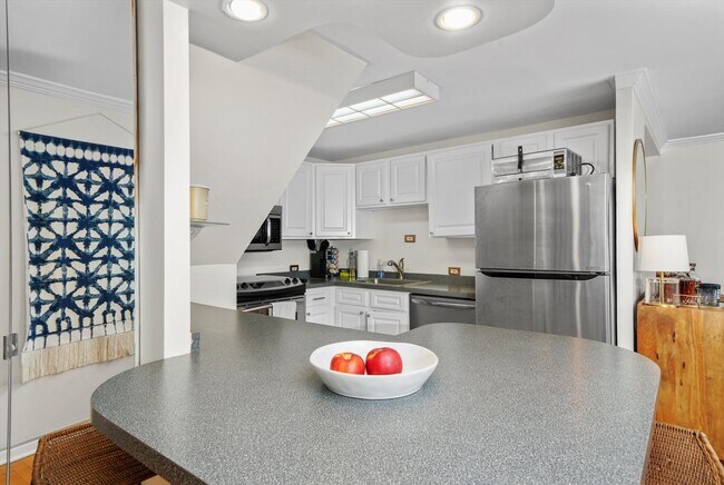 Photo - 1221 N Dearborn St Apartment