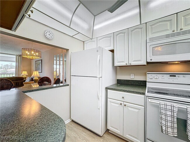 Foto del edificio - 300 Forest Lakes Blvd
