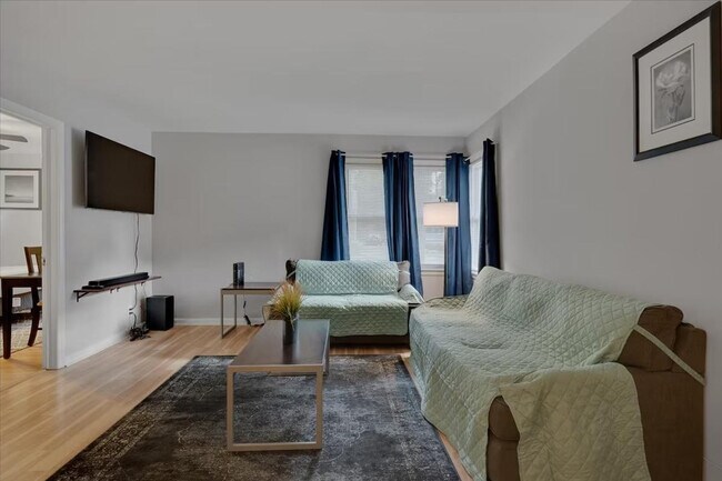 Building Photo - 803 W Markham Ave