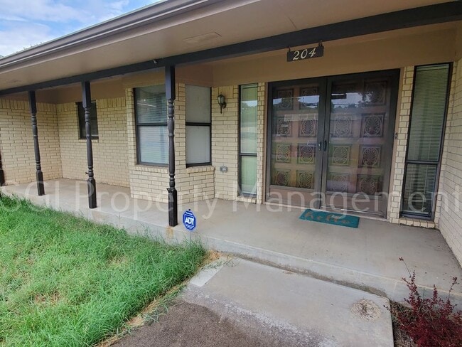 Building Photo - BIG 1 STORY 4 BEDROOM ON HUGE LOT IN KEENE!!!