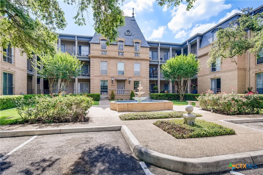 Foto principal - 7711 Broadway St