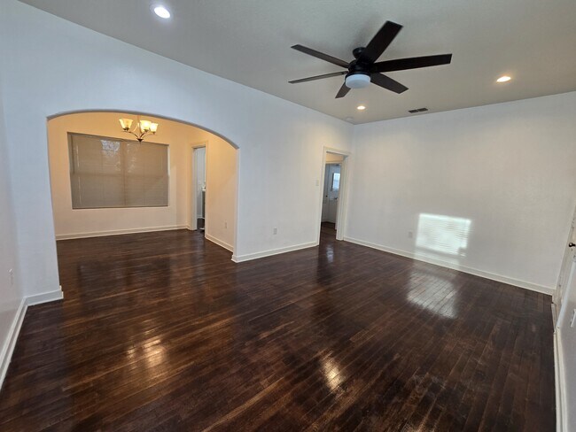 Building Photo - 809 Elmwood Dr