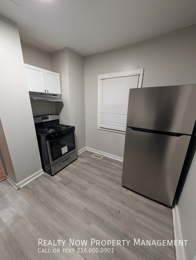 Building Photo - 1434 W 112th St