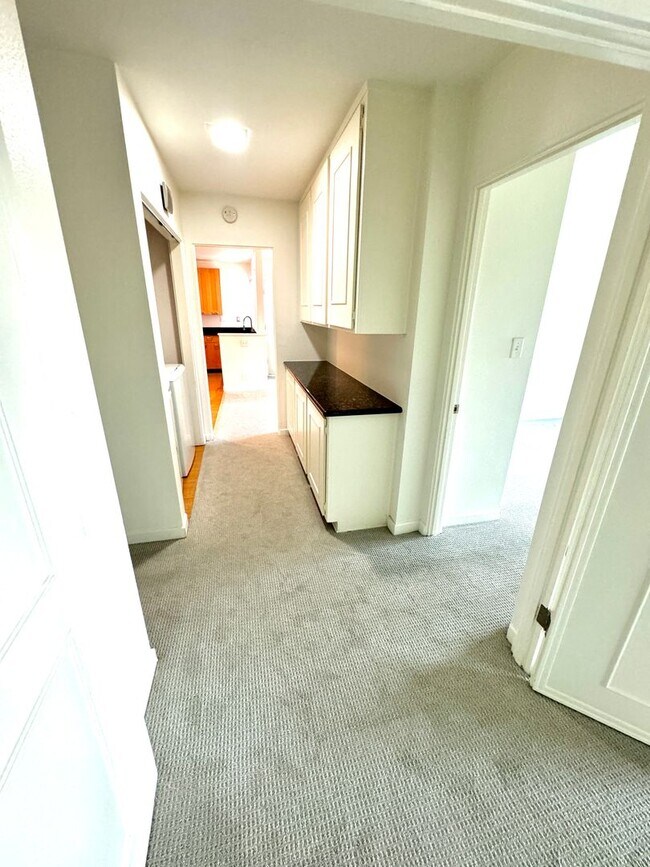 Building Photo - Great Location Armaga Spring Condo