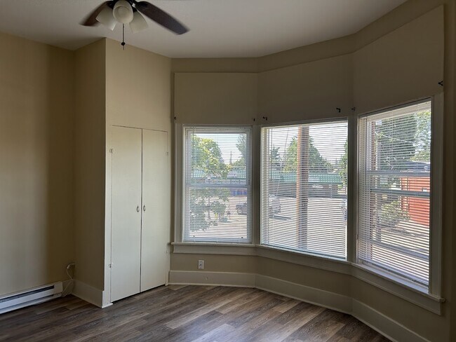 New flooring, fresh paint and new mini-blinds - 4537 SE 65th Ave