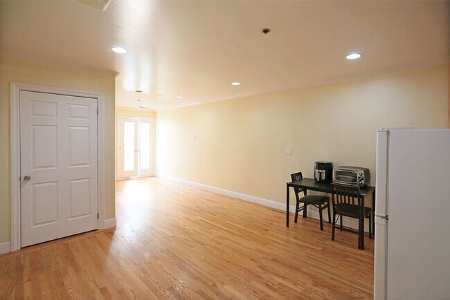 Building Photo - OPEN HOUSE:Tuesday(4/9)6:25pm-6:40pm 2BR/1...