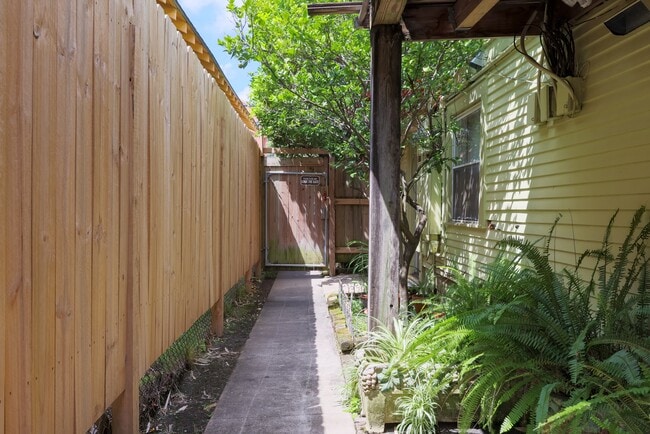 Entrada cerrada desde el frente de la casa - 130 S Cortez St