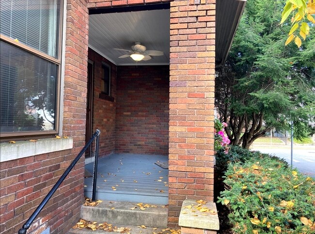 Building Photo - 1401 Lee St E