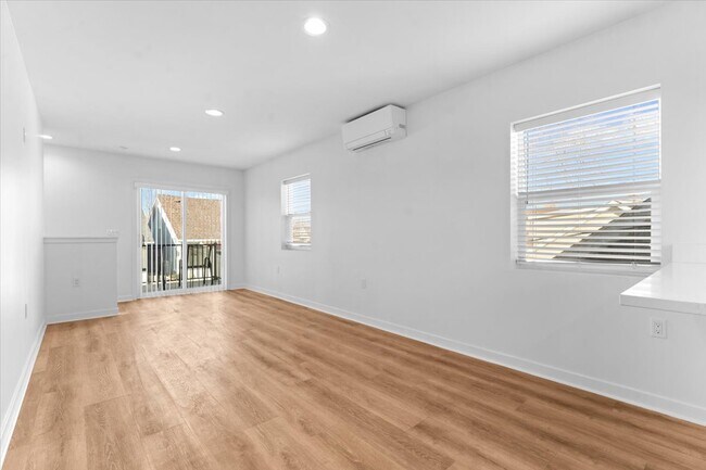 Building Photo - 1440 Lakepointe St