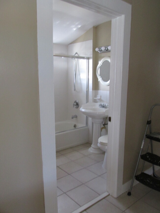 Full Bathroom - 123 S 13th St