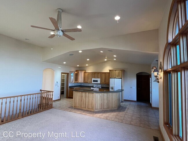 Building Photo - 6 br, 3 bath House - 1124 Alta Vista Dr