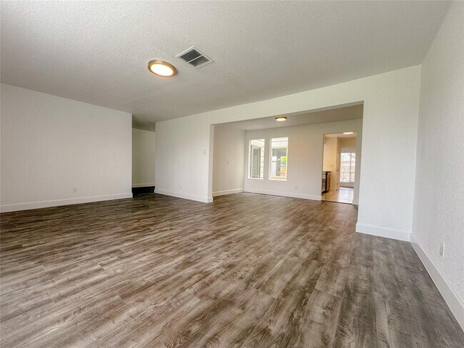Building Photo - 6344 Creekbend Dr