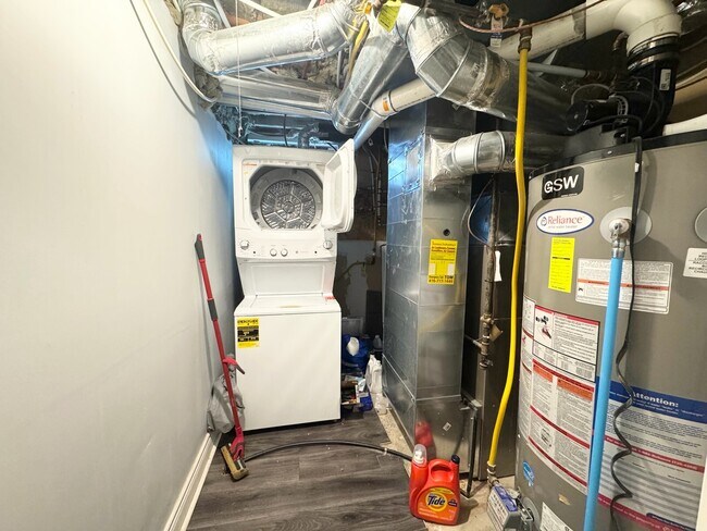 Photo du bâtiment - 1 BED - 1 BATH - MISSISSAUGA - BASEMENT