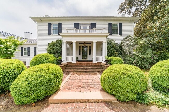 Foto del edificio - 7821 Bellevue Rd