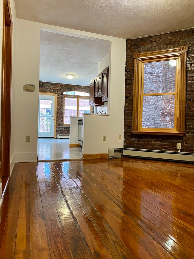 Primary Photo - 69 Baldwin St