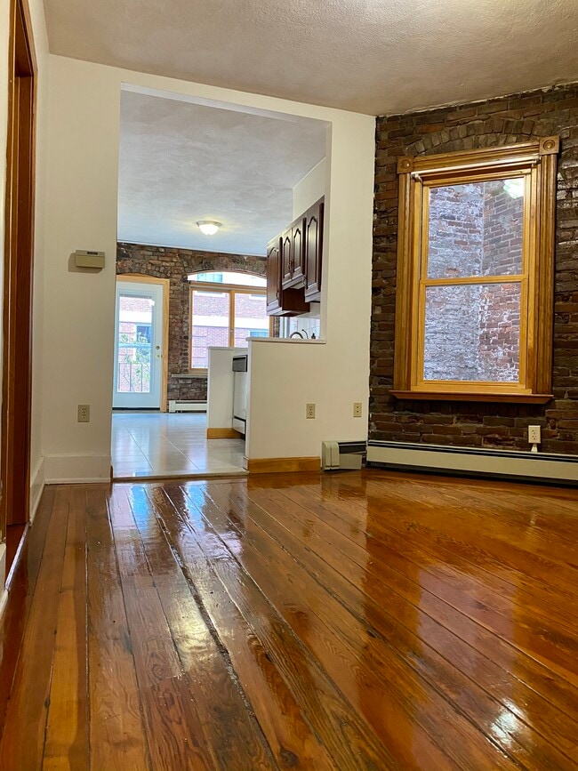 Building Photo - 69 Baldwin St