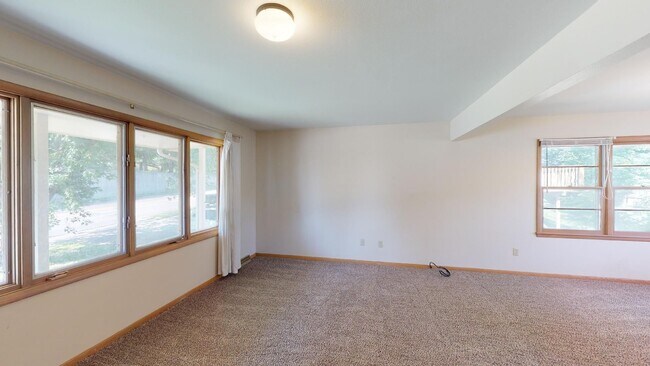 Building Photo - 601 E 13th Street, Available June!