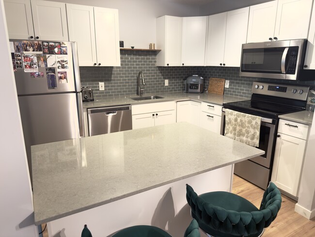 Building Photo - 5627 Green Circle Dr