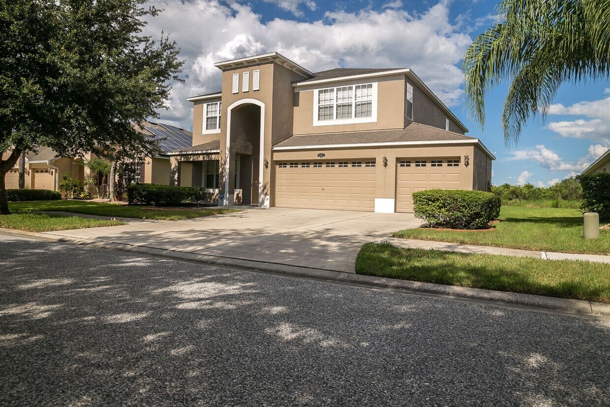 Foto principal - Elegant 5-Bedroom Pool Home with 3-Car Gar...