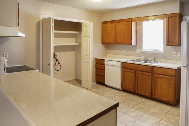 Building Photo - 105 E Wolfcamp Dr
