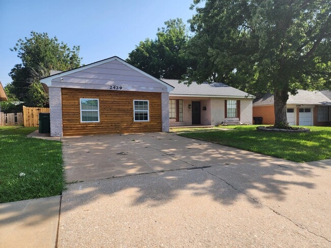 Photo - 2429 NW 110th St (Oklahoma City, OK) House