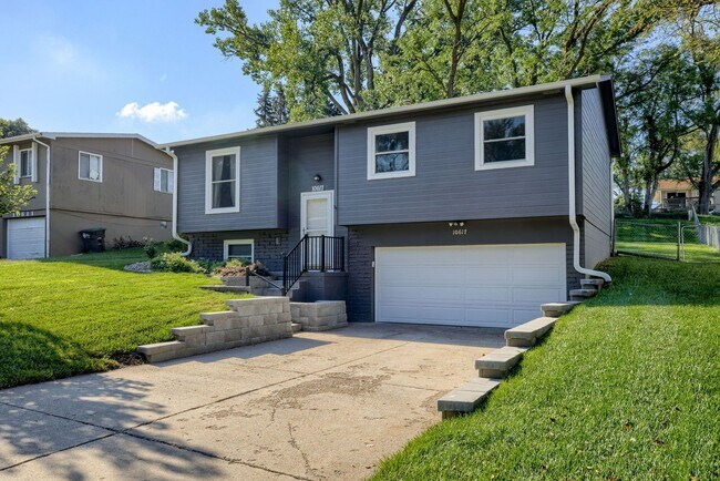 Foto del edificio - Centrally Located 3 Bedroom with Finished ...