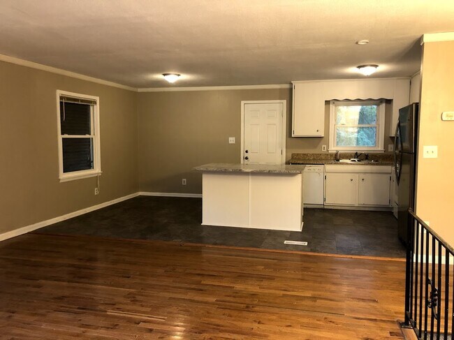 Entry - 1025 N Hill Rd