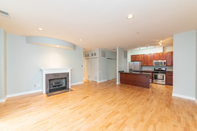 Primary Photo - 550 W Fulton St