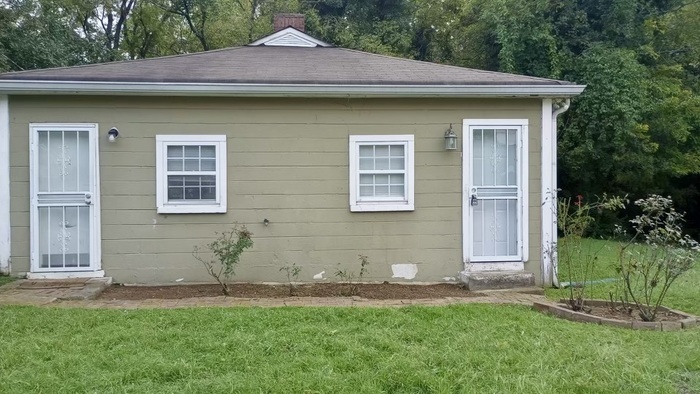 Primary Photo - One bedroom duplex off 40th Ave with vinyl...