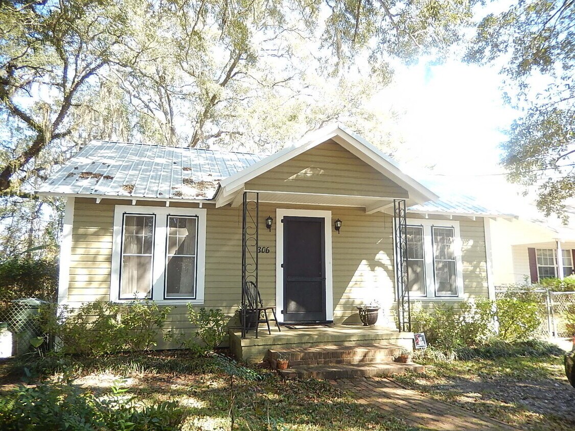 Primary Photo - DOWNTOWN 3/1 w/ Wood Floors, Fenced Yard, ...