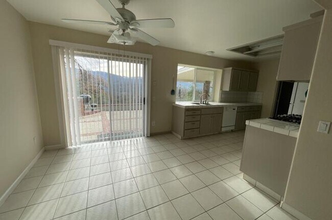 Foto del edificio - Large, well cared for, single family,  3/2 with Garage