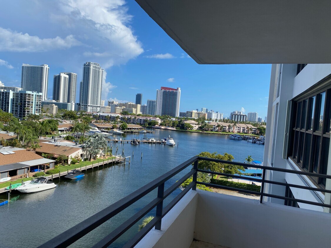 Foto principal - 2500 Parkview Dr