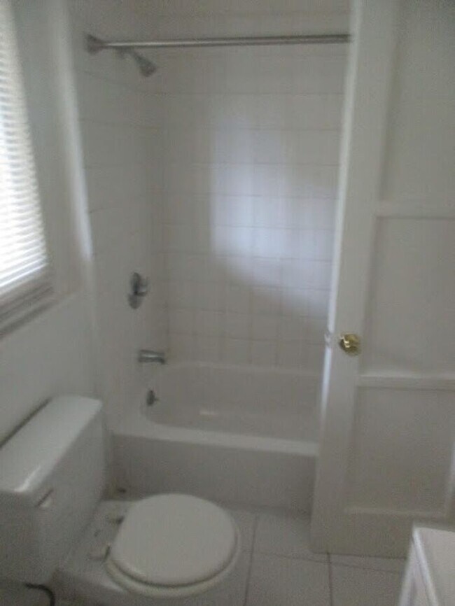 Building Photo - Belmont Shore Studio with Onsite Laundry